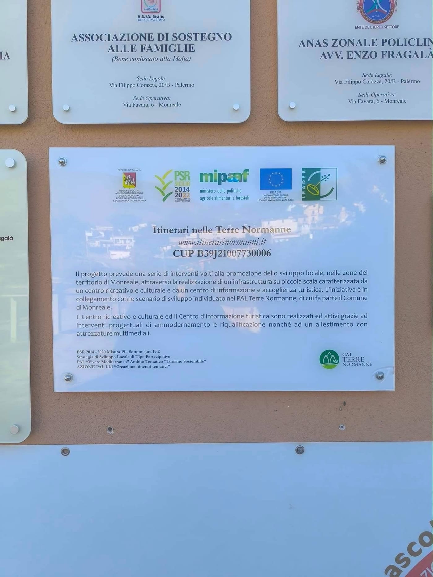 La targa del progetto GAL Terre Normanne che dichiara il centro ricreativo e culturale realizzato e attivo