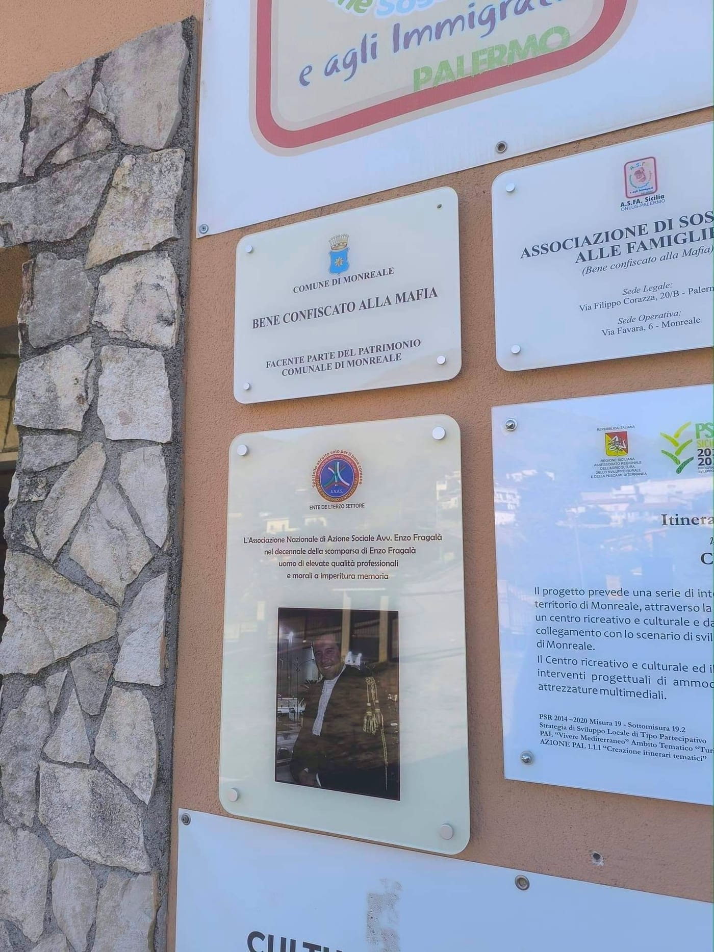 Le targhe all'ingresso della sede: quella del Comune di Monreale che dichiara il bene confiscato alla mafia, quella dell'associazione e quella dedicata all'avvocato Enzo Fragalà